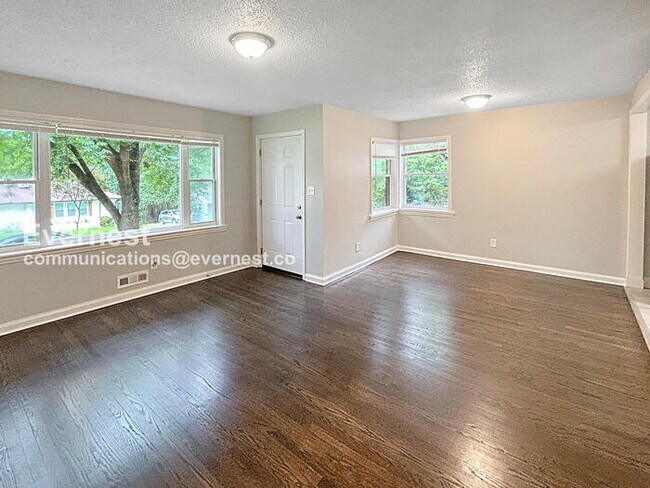 Foto del edificio - 3 Bed/1 Bath Home with Off-Street Parking / Pet-Friendly / Vouchers Accepted / Available Now!