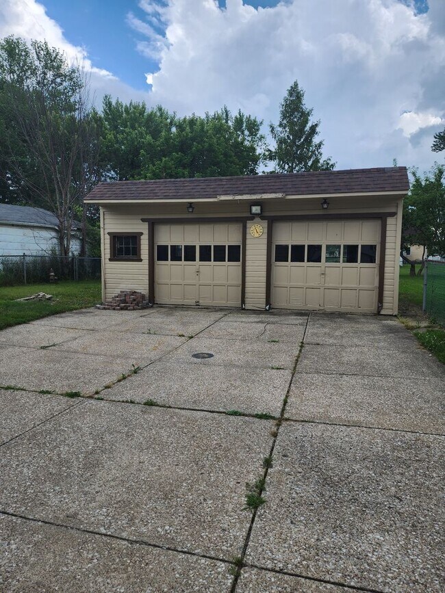 Building Photo - 3 Bedroom Home For Rent in Fairview Park w...