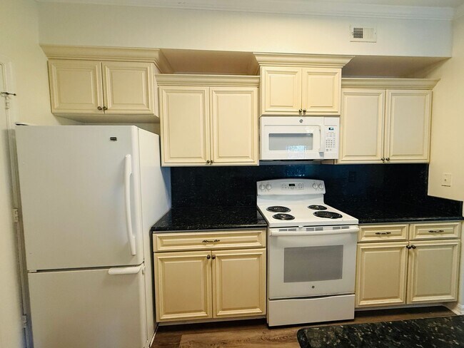 Foto del edificio - 2 Bedroom Condo For Rent in Carrollwood!