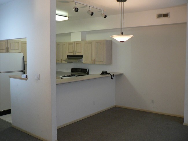 Building Photo - 560 3rd Ave