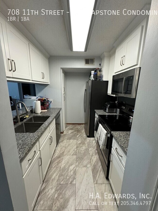 Building Photo - 708 11th St