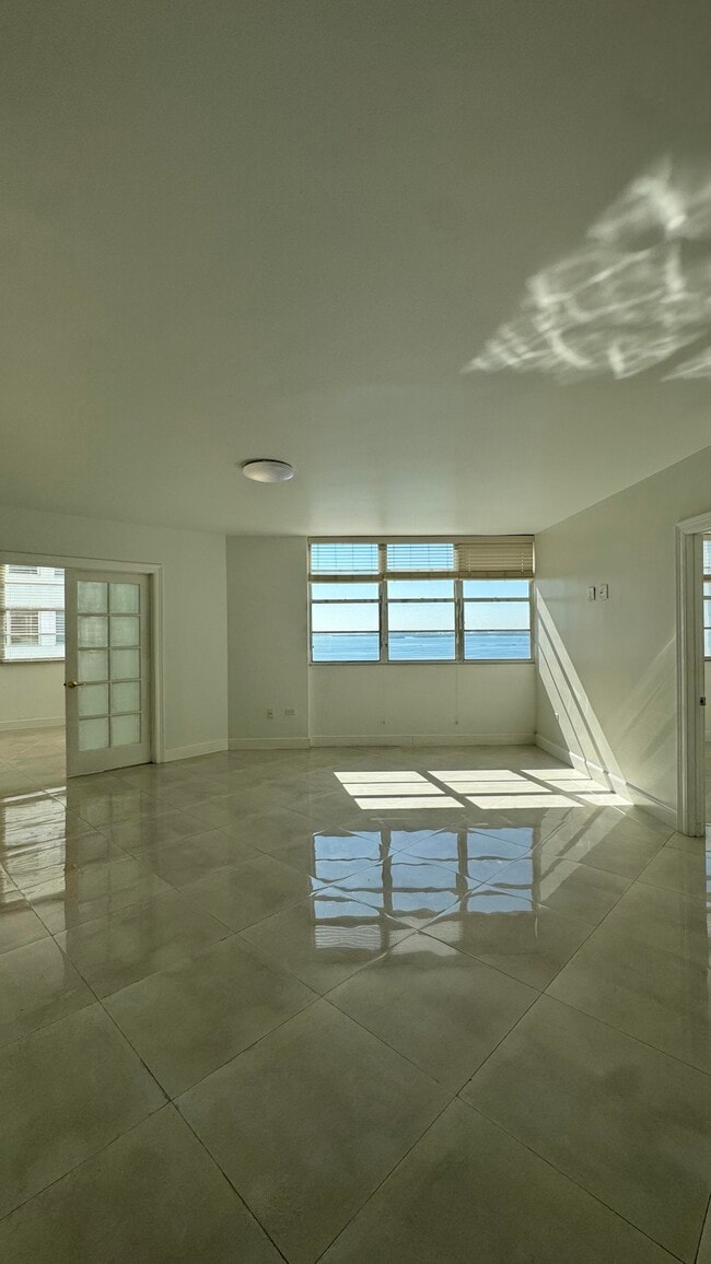 Building Photo - 825 Brickell Bay Dr
