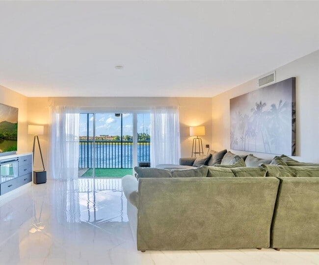 Foto del edificio - 605 Ives Dairy Rd
