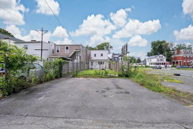 Foto del edificio - 690 2nd Ave