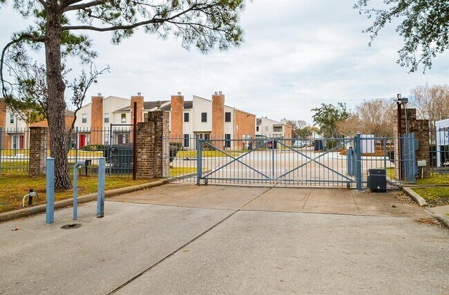 Building Photo - 3900 Woodchase Dr