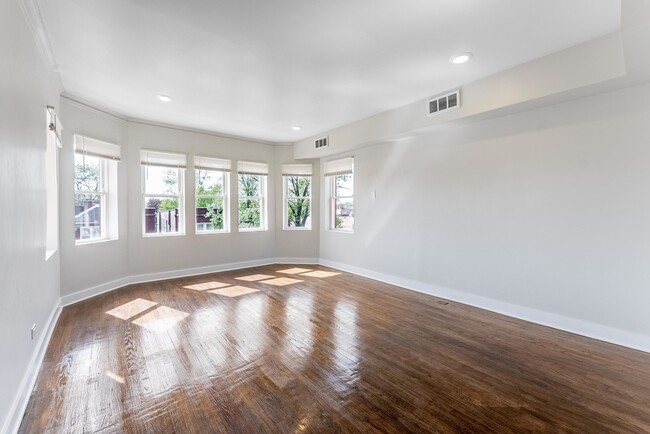 Foto del edificio - 1121 N Leclaire Ave