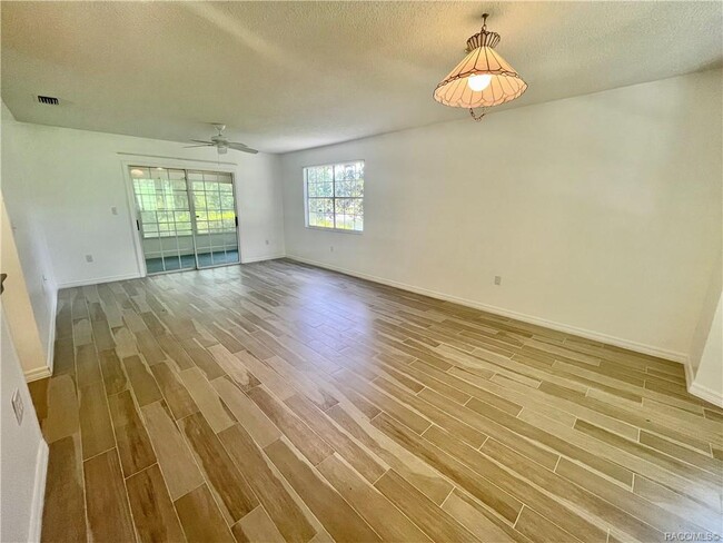 Building Photo - 3742 N Lakeside Village Dr