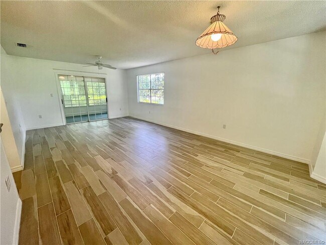 Foto del edificio - 3742 N Lakeside Village Dr