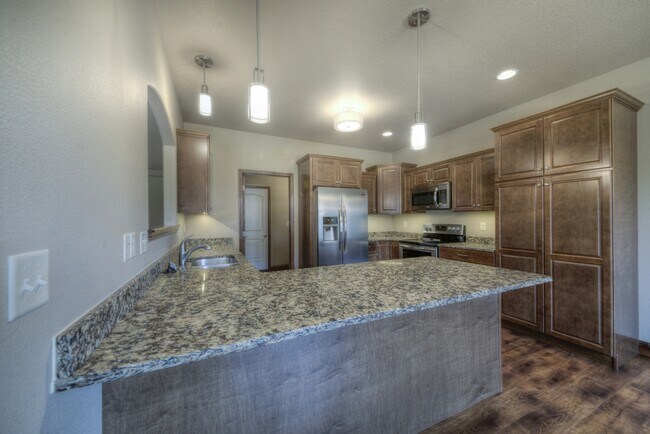 Foto del edificio - 2 BEDROOM | 2 BATH | DOUBLE GARAGE | SPACIOUS TOWNHOME