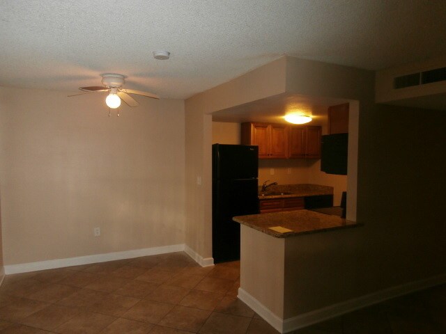 Foto del edificio - 1432 W Holden Ave