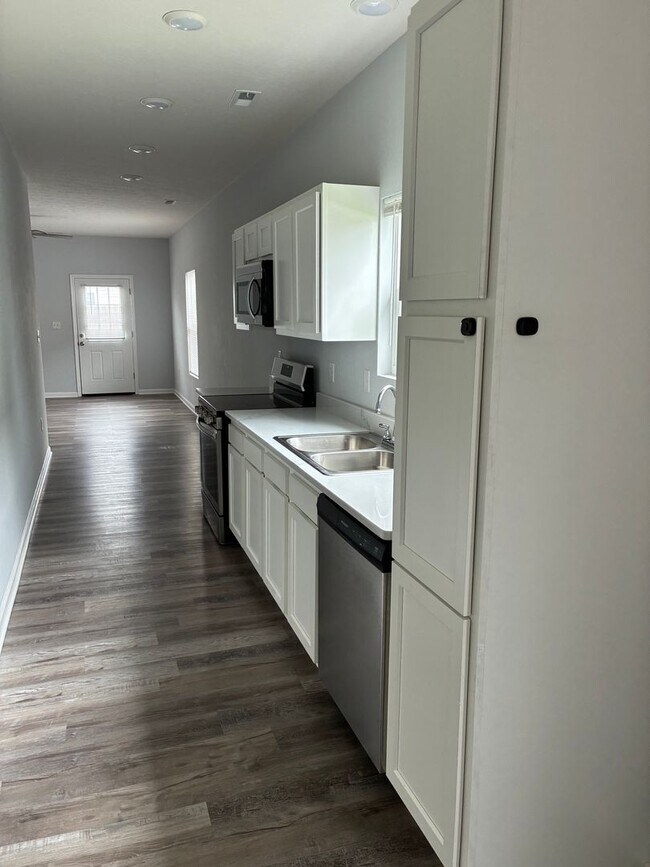 Foto del edificio - Modern 3 Bedroom 2 Bath House - New Build in Martinsville!