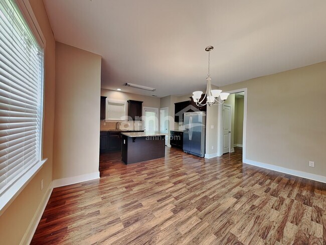 Building Photo - 407 Red Wood Rd
