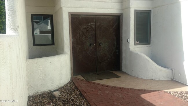 5. Private entry - 33 W Missouri Ave