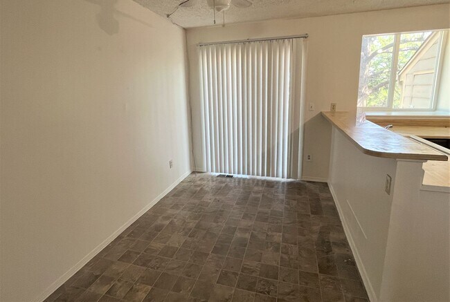 Building Photo - Nice 2 Bedroom 2 Bath Townhome Near Quincy...