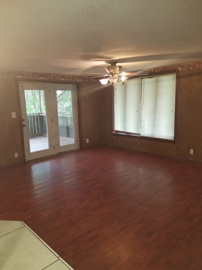 Building Photo - 1042 US-69