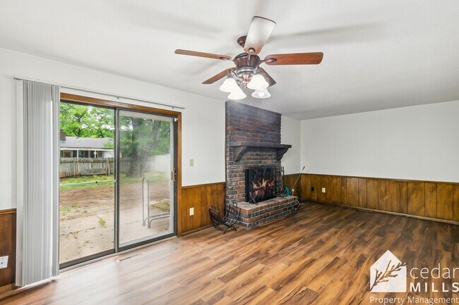 Building Photo - Roomy Mid-Century 3 Bedroom in Derby!