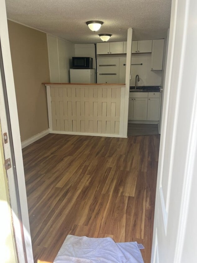 Primary Photo - 1 bed 1 bath near UF law school