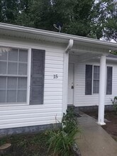 Building Photo - 15 Village W Ct