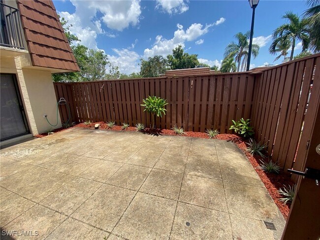 Foto del edificio - 5239 Cedarbend Dr