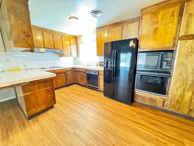 Foto del edificio - Westside 3+2 In Quiet Neighborhood