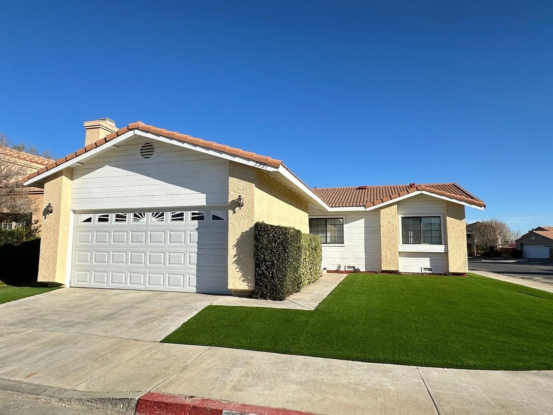 Foto principal - East Palmdale Home in Gated Community