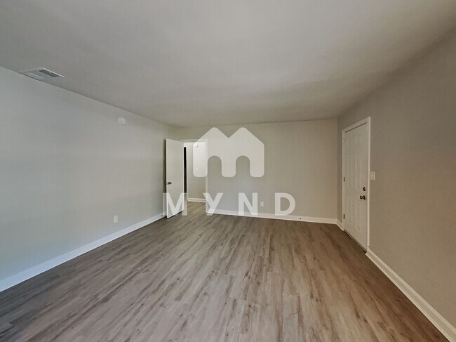 Foto del edificio - 1765 Mckenzie Dr