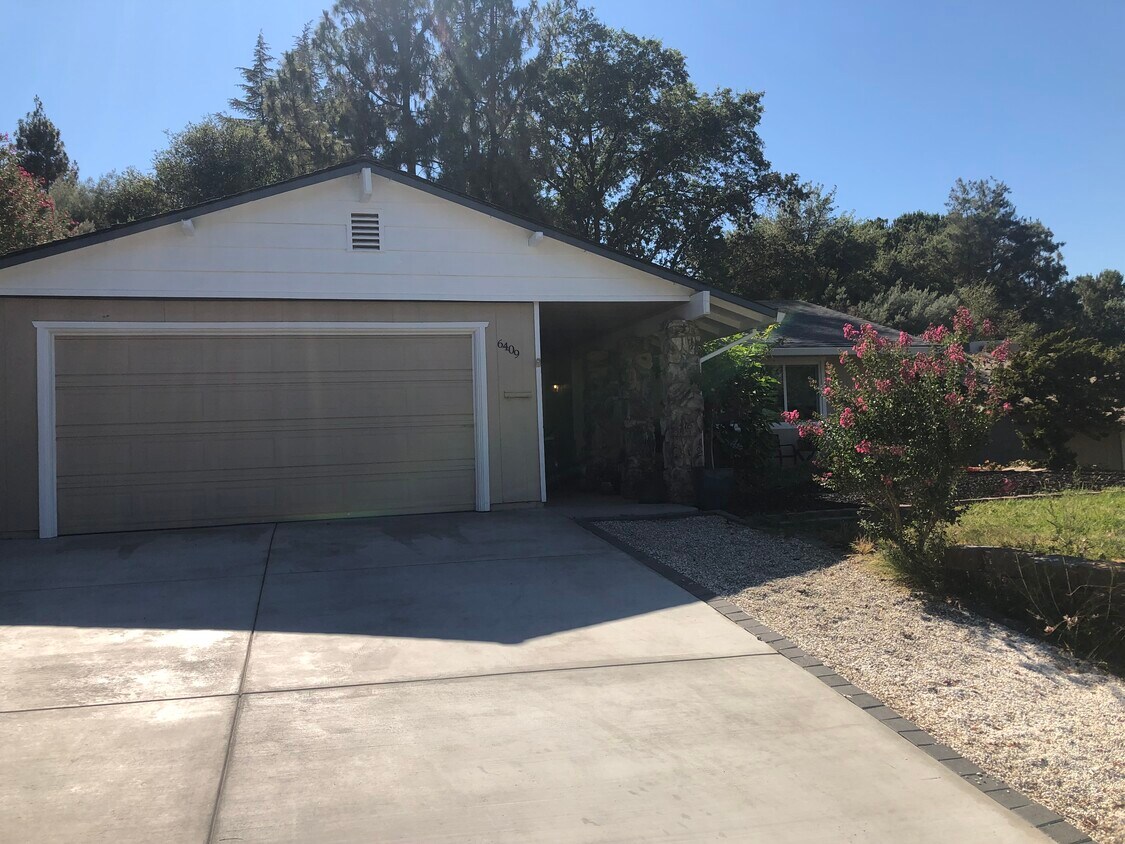 Foto principal - 6409 Bay Hill Way