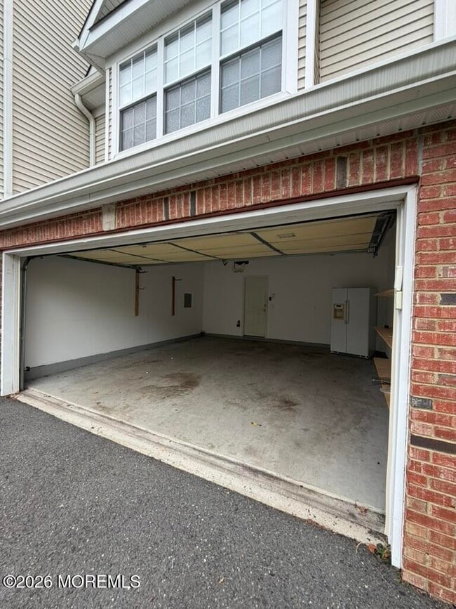 Building Photo - 222 Hidden Lake Dr