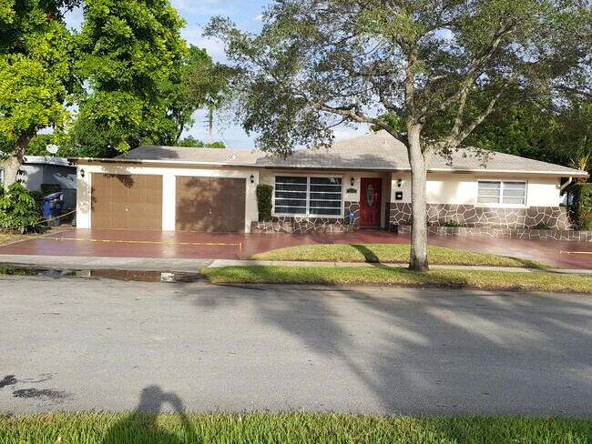 Foto del edificio - 1700 NW 27TH TERRACE