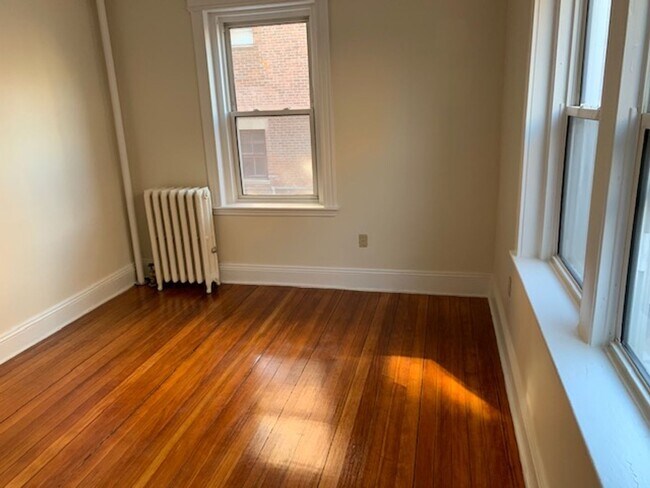 Foto del edificio - Avl May 1 - No Fee! - 3BR on Beacon St right on C line!