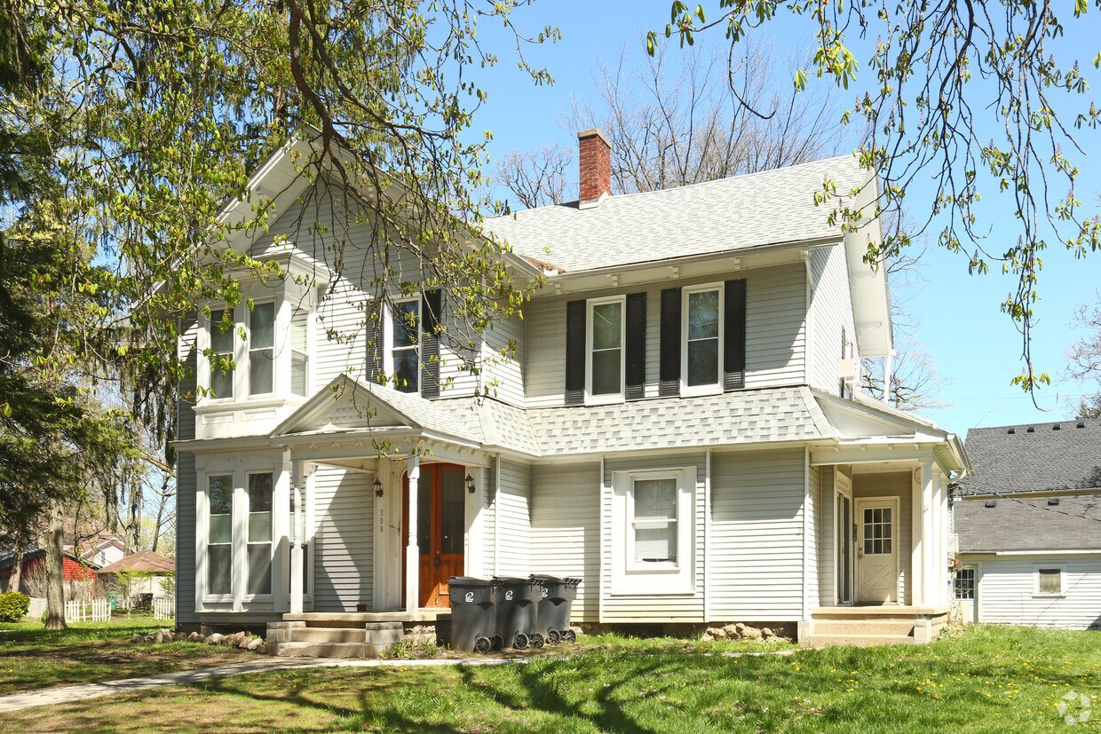 Primary Photo - 308 Lake St