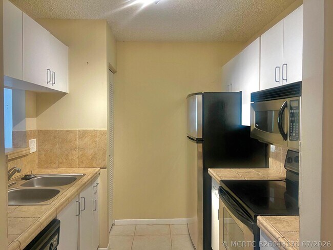 Foto del edificio - 1743 Village Blvd