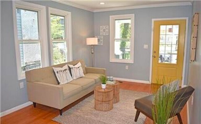 Foto del edificio - Beautiful Benning 3 Bedroom Renovated Bungalow Home with Yard, Parking, W/D.