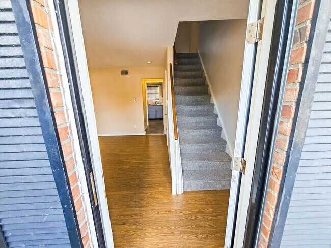 Foto del edificio - 717-717 Southfield Ct