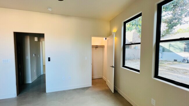 Building Photo - 1203 S Chavez St