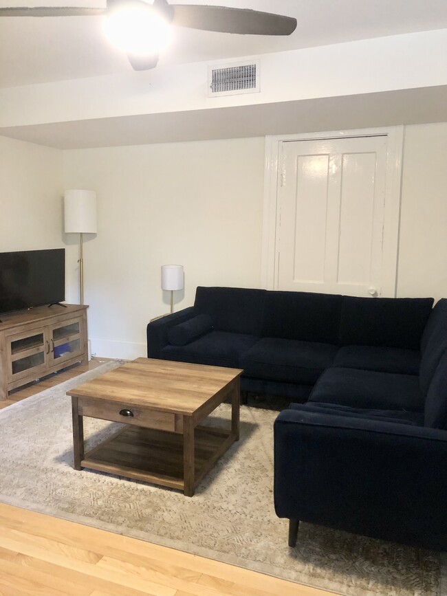 Building Photo - Fully Furnished Studio Apartment on Jones ...