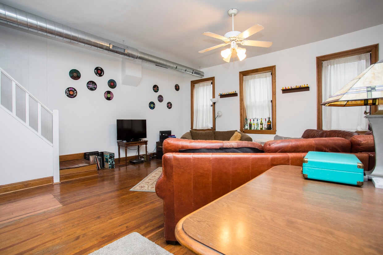 Primary Photo - 421 E Carson St