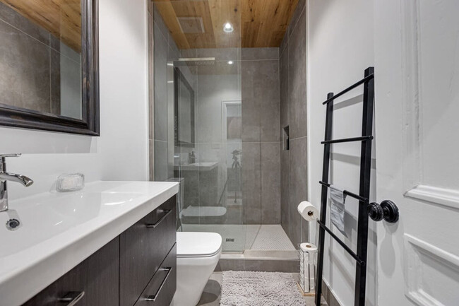 Building Photo - 5579 Rue Clark