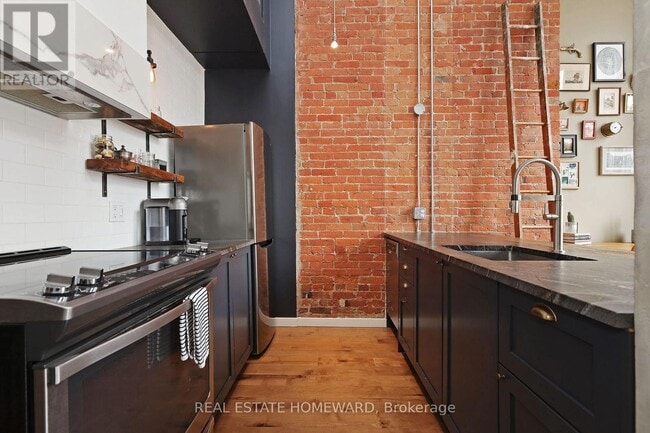Photo du bâtiment - 915-915 King St W