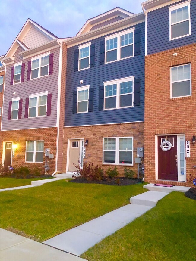 Foto del edificio - Magnificent 3 BR/2.5 BA Townhome in Mitchv...