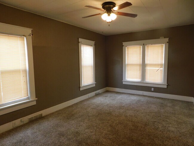 Foto del edificio - Very charming, large 4 bedroom/2 bath in E...