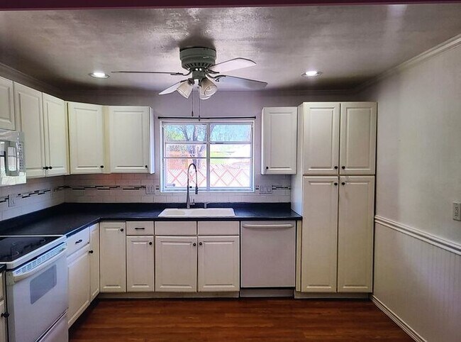 Foto del edificio - Beautiful 2 bedroom 2 bathroom!