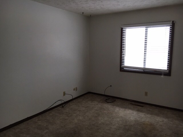 Building Photo - 635 Kennedy Dr