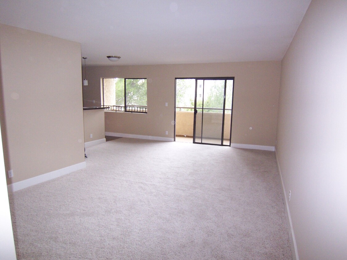 living area - 10982 Roebling Ave