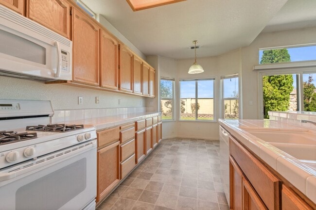 Building Photo - 3 Bedroom, 2 Bath home in Double Diamond Neighborhood