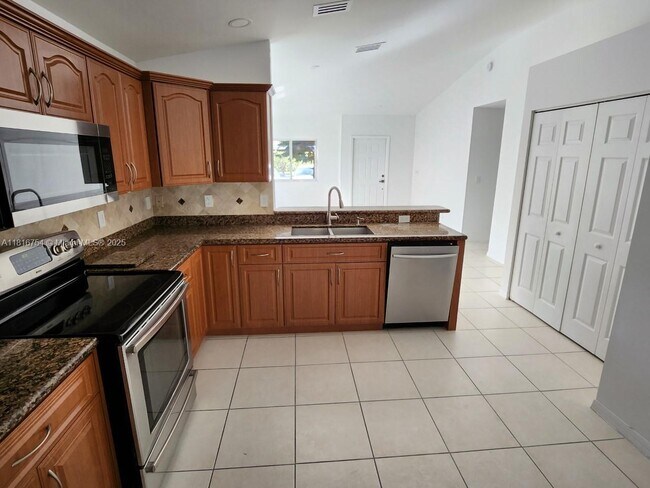 Foto del edificio - 20869 NW 4 St