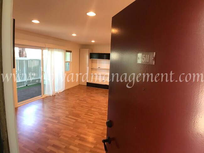 Building Photo - Beautiful lower condo with large patio in ...