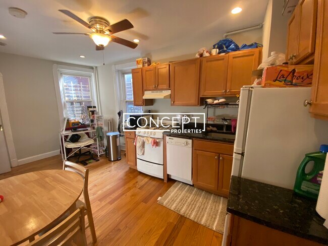 Building Photo - 70 Joy St