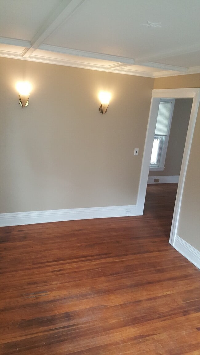 Building Photo - Beautiful 3 bedroom 1 bath home with stora...