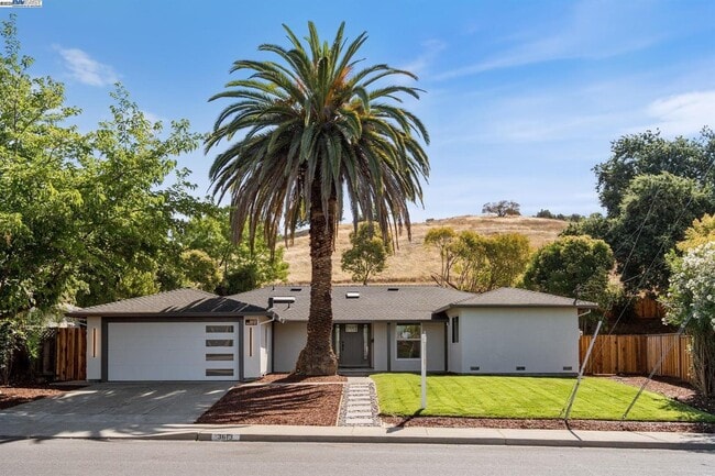 Building Photo - 3613 Perada Dr